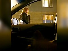 Une brune qui aime l'anal française sexe amateur chevauche une bite au bureau