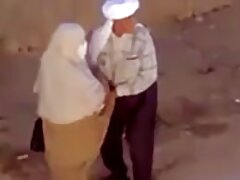 Un couple est filmé alors video de sexe amateur francaise qu'il fait l'amour ensemble dans un lieu public