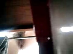 Un couple joue sex amateur française les uns avec les autres dans le bain à remous dans l'eau chaude