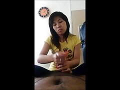 Une adorable latina est nue sur le canapé et elle porno francais voyeur n'est pas seule