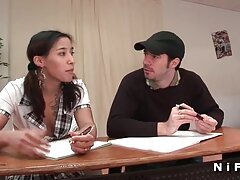 La mignonne asiatique se fait crémer porno couple amateur français pendant l'interaction génitale