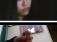 Belle fille se fait baiser profondément et durement sur porno allemand amateur le canapé