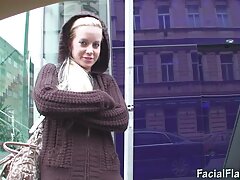 Courtney Cummz regarde une adolescente penchée se faire baiser jeune amatrice française