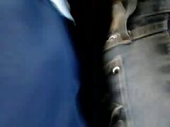 Une jolie nana aux cheveux longs accueille boner dans son trou du vidéo porn amateur cul