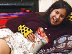 Les lesbiennes deviennent un peu porno couple amateur français rudes et méchantes dans leur scène de jeu de jouets