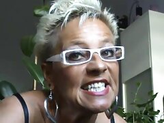 Poussin ringard et ami aux cheveux sexe amateur jeune francaise roux baisée par une bite commune sur le lit