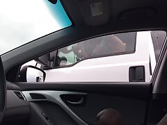 Une fille avec un gros fellation amateur française cul fait une pipe à son amant sur le canapé