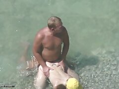 Une bimbo aux seins énormes est assise sur sextape amateurs français une érection dure