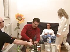 Une blonde amateur francais porno se fait presser sur la table de massage et elle se fait baiser