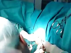 Une brune avec un joli derrière embrasse une grosse porno candaulisme amateur bite