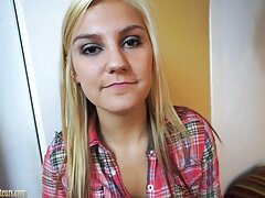 Une brune avec une paire french couple amateur de faux seins sexy fait une pipe sur le lit