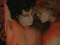 Une nana avec une chatte sodomie amateur française sexy fait un show solo sur le lit aujourd'hui