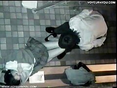 Une femme sexe amateur vf au foyer excitée se fait baiser sur la table de massage par le masseur