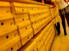 Une cougar excitante fait une french sex amateur pipe et une branlette dans la salle gloryhole