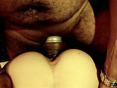 Un couple nu se fait baiser hardcore sur ce canapé sex amateurs français vert