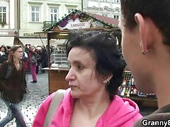 Petite fille se fait bien écarter le sex french amateur cul avec une bite dans une scène hardcore