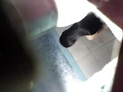 Une sexe amateur italienne latina remarquable en bas n'a besoin que d'une bite bien dure pour s'amuser