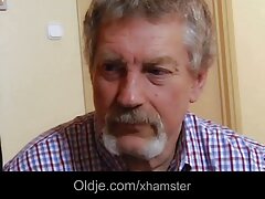 Un poussin serré endure de sérieux labours sur amateur french sexe le sol