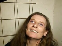 Poussin asiatique admire une longue bite entrer sexe amateur belge dans la gorge sans frapper