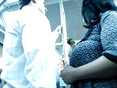 Petit amatrice x française ami donne un gros plan sur le gros butin de sa fille