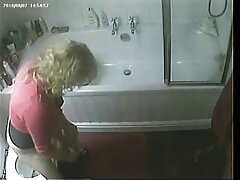 Cute amatrice française suce Ebony devient une salope entre les mains d'un jeune aux cheveux bouclés