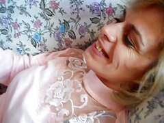 Deux personnes impatientes et excitées prennent soin l'une de l'autre sur le lit amateur français x
