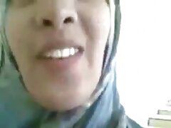 Blonde jeune amatrice française avec du silicone dans ses seins soulève sa chemise et commence à bosser