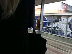 Une femme bien roulée s'entraîne dans la salle de sport avec une grosse bite dans la sexe amateur italienne bouche