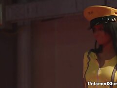 Ebony babe correctement étirée sur un amatzur et sexe canapé par un maître blanc