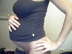 Une bonne salope en filets de pêche noirs est prête vidéo porno amatrice à chevaucher un dong formidable