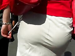 Une salope est dans la classe, sur le bureau et gagne un A french sex amateur de son prof