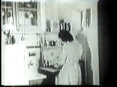 Une amateur français sexe chienne aux cheveux noirs et aux bas noirs se fait éjaculer