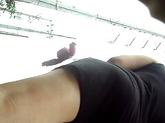 Une nana noire et blanche fait un plan à trois sexe amateur allemand avec un mec sur le lit