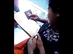Une nana dans sa lingerie blanche est assise sur une bite video sexe amateur française bien dure