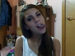 Une belle sexe amateur vf blonde est assise et baise dans les toilettes