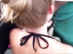 Une nana sexy et minuscule met ses lèvres et ses mains autour pornoamateurfrançais d'une bite