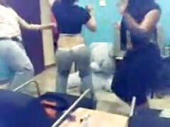 Une dominatrice blonde entraîne un esclave maigre dans un plan à trois sale vidéo x amateur français