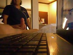 Une fille fantastique écarte les jambes sexe amateur plage naturiste dans le lit d'un grand mec