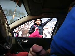 Minx nous montre tous video x amateur gratuit les mouvements sexy sur la banquette arrière de la voiture