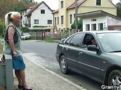 Une étudiante asiatique ringard video sexe amateur française frappe un collègue innocent dans le vestiaire