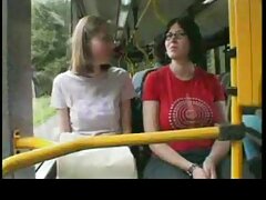 Deux filles aiment la baise lesbienne et hétéro dans un video x amateur trio