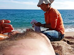 Une blonde tatouée sur son corps maigre manipule une bite sexe mateur francais