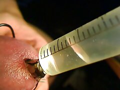 Une brune tatouée sur le porno français amateurs bras se fait défoncer sur le lit