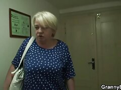Une nana qui aime l'anal amateur porn french se fait baiser par derrière profondément