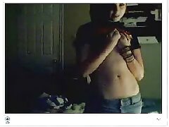 Un étalon voyeur francais porn noir analyse une MILF blonde encrée sur tout le canapé