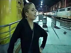 Des mignonnes lesbiennes qui aiment lécher la chatte sont montrées en train de faire des choses porno françaisamateur ensemble