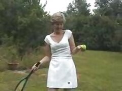 La videoamateurfrancais beauté aux cheveux de corbeau se rend heureuse avec une masturbation