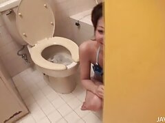 Une amatrice espagnole sensuelle s'assoit sur videoamateurfrancais sa bite et la suce proprement