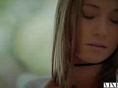 Une femme chaude suce et chevauche une grosse bite porno amateurfrancais bien dure
