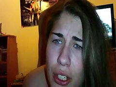 Une blonde amateur porno français sexy enfonce un gode dans sa petite chatte serrée